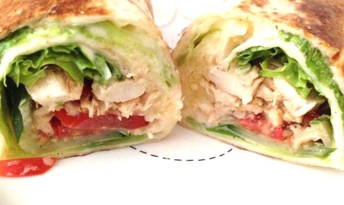 Ролл в тортилье с курицей