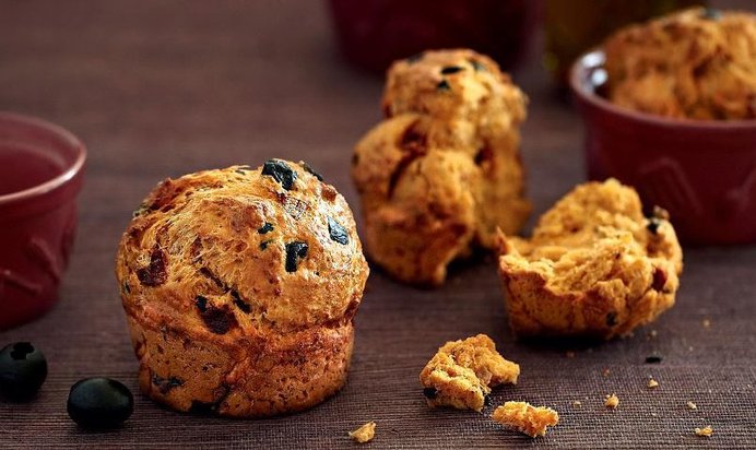 Маффины с маслинами и вялеными помидорами