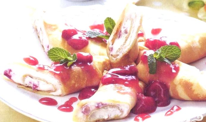 Блины с творогом, вишней, клубничным и ванильным соусом