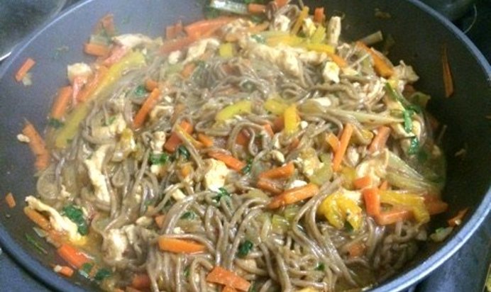 Гречневая лапша с овощами, курицей и зеленью