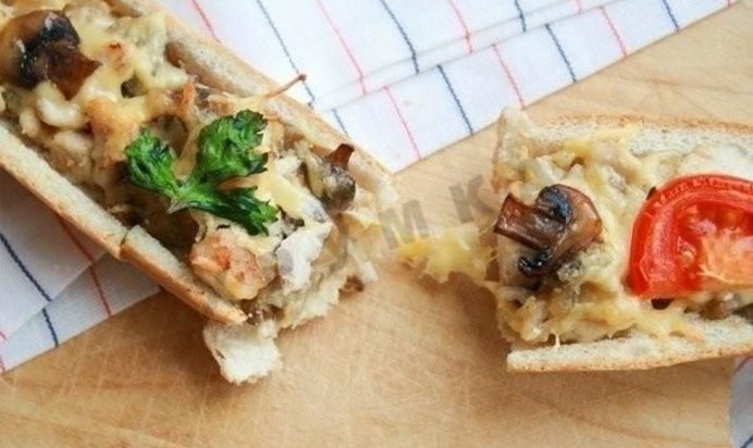 Фаршированный батон в духовке с сыром