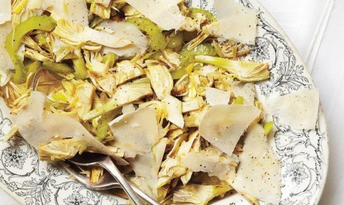 Салат с сельдереем, артишоками и пармезаном