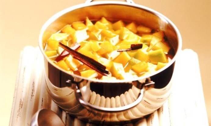 Компот из свежих яблок и мандаринов