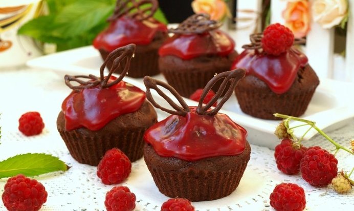 Шоколадные маффины с малиной