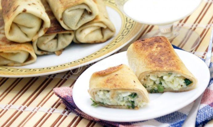 Блины на кефире, фаршированные яйцом, рисом и луком