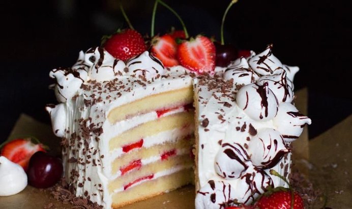 Бисквитный торт с кремом и ягодами