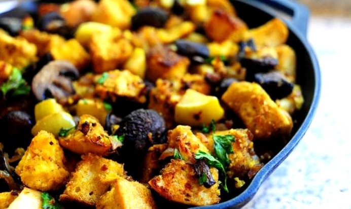 Кукурузный хлеб с колбасой и яблоками