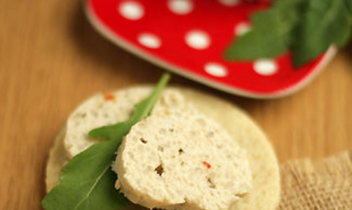 Куриная колбаса с бурым рисом на рисовом блинчике