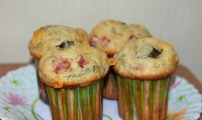 Маффины с колбасой и сыром