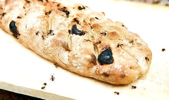 Пшенично-ржаной хлеб с изюмом и тмином