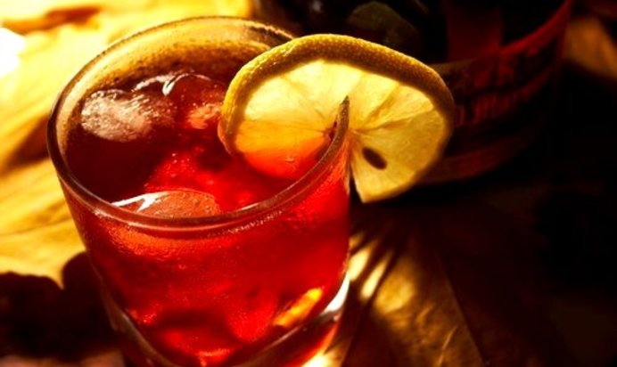 Коктейль «Солнце и тень» (Sol y sombra)