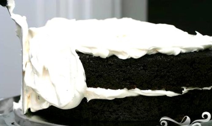 Шоколадный торт со сливочным кремом