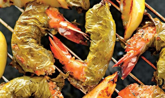 Креветки в виноградных листьях с дуккой