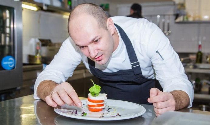 Ржаные блинчики с апельсиновым муссом и вафельной крошкой от Алексея Беседина