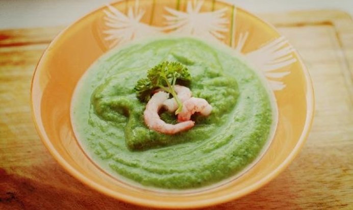 Крем-суп из брокколи со шпинатом и креветками