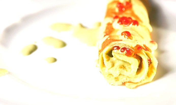 Ржаные блинчики с соусом из зеленого лука, кинзы, сметаны и красной икры