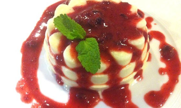 Панна-котта с ягодным соусом