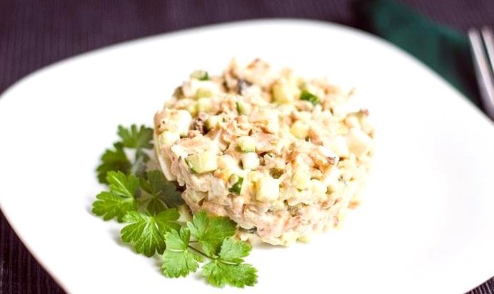 Салат с консервированной горбушей и кукурузой