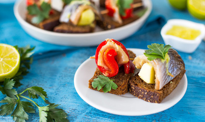 Рольмопсы из сельди на бородинском хлебе