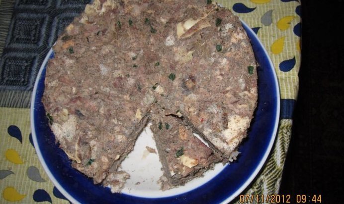 Мясной торт с чесноком и острым перцем