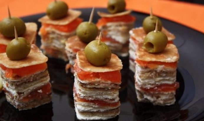 Канапе из блинов на шпажках