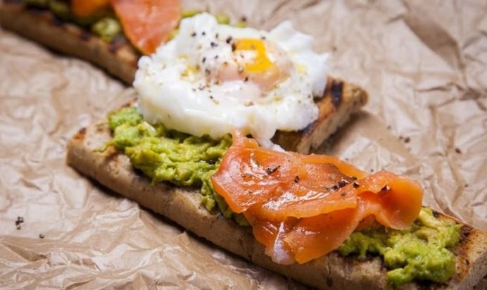 Тост с лососем, яйцом пашот и голландским соусом