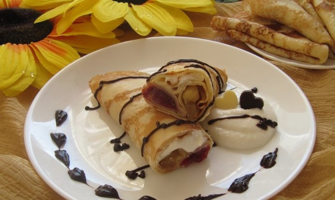 Блинчики с тройной начинкой (яблочной,творожной и клубничной)