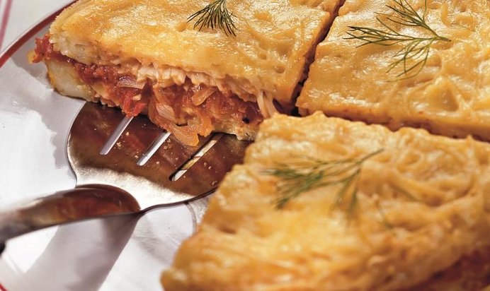 Запеканка из лапши, помидоров и сыра