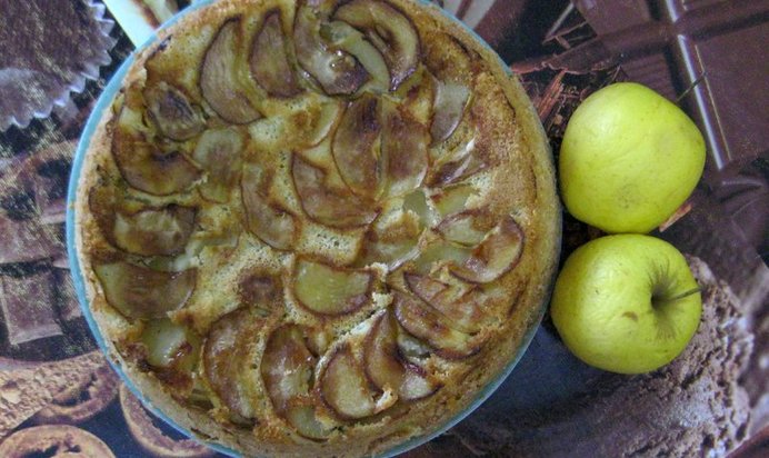 Яблочная шарлотка с кукурузной мукой