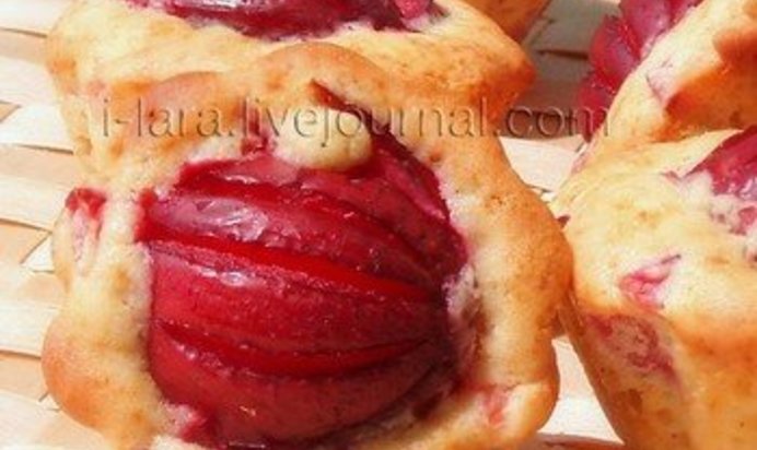 Порционные кексы со сливой