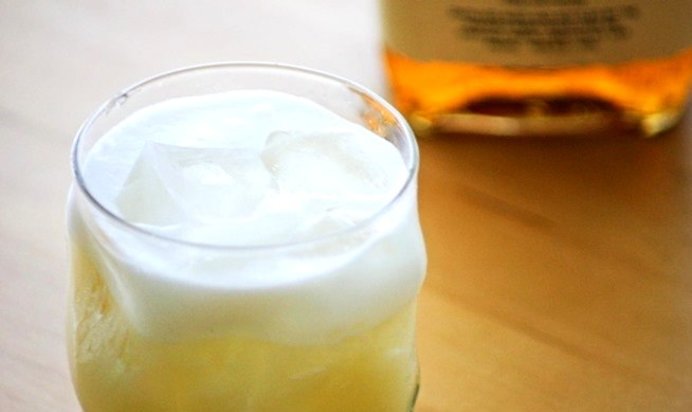 Коктейль со свежим яйцом