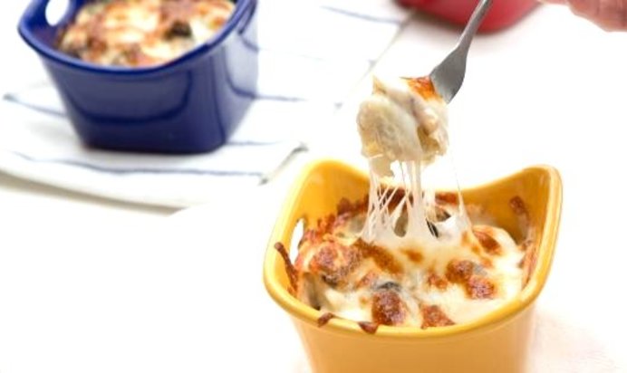 Запеканка из пельменей с сыром и грибами