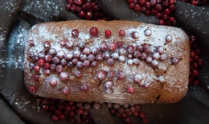 Кекс с клюквой и орехами