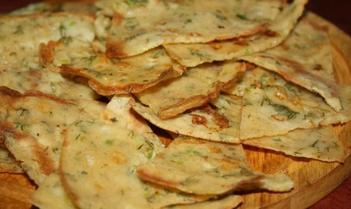 Рисовые блинчики с сыром, чесноком и зеленью