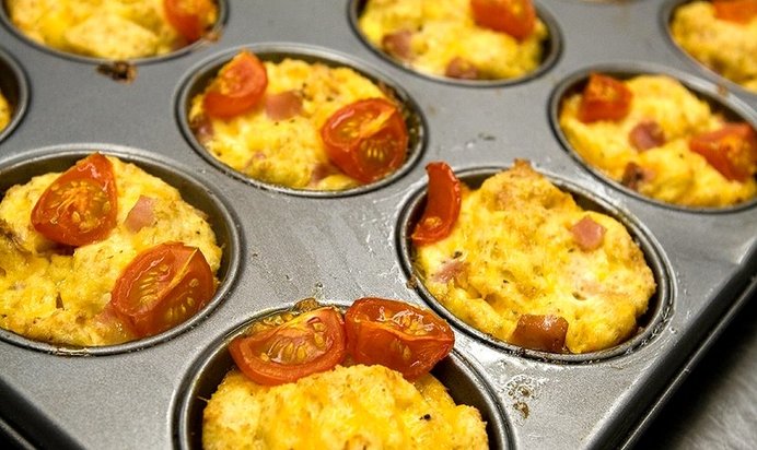 Необычные маффины с ветчиной и сыром