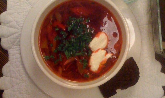 Борщ с черными гренками и чесноком