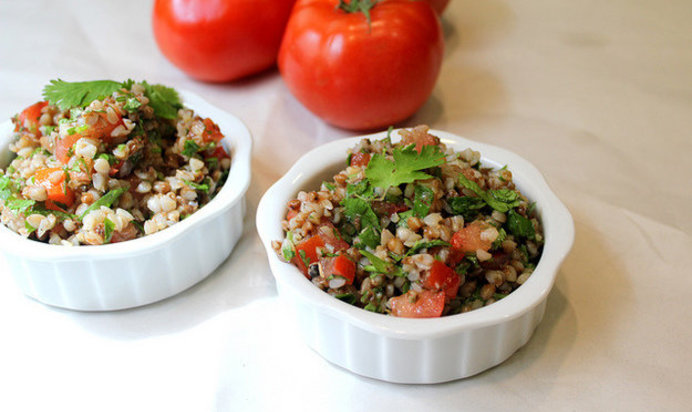 Гречка с помидорами и чесноком