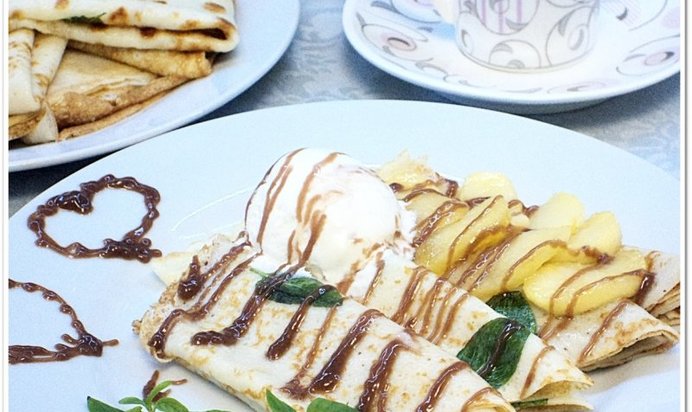 Блинчики с мятным припеком, карамелизированными яблоками и шоколадным кремом