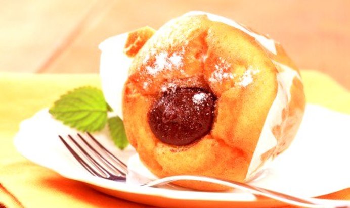 Мини-кексы с мусковадо и печеными сливами