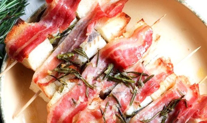 Палтус на шпажках с хлебом и беконом