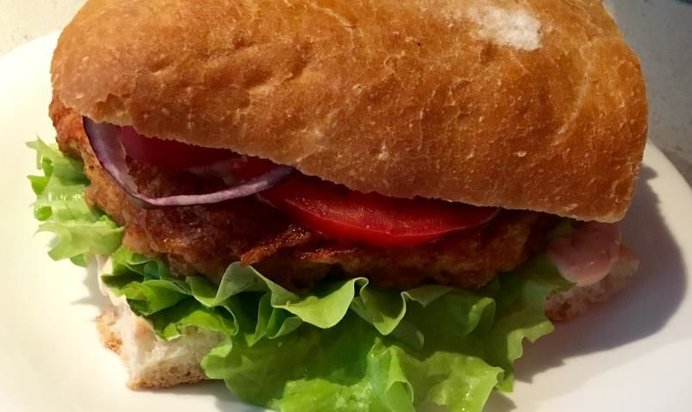 Бургер с куриной грудкой и коктейльным соусом