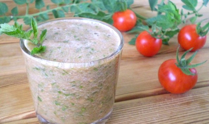 Зеленый коктейль с помидорами