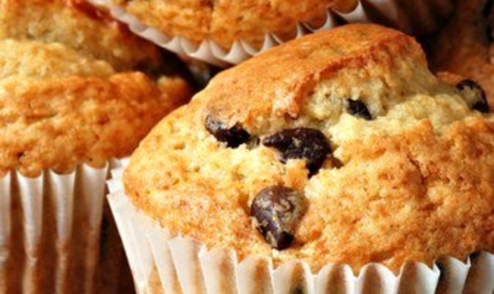 Банановые маффины с грецкими орехами и шоколадом