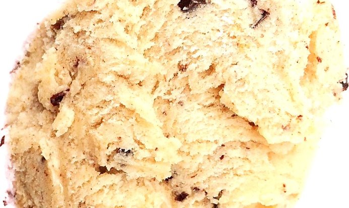 Мороженое с карамелизованным бананом, шоколадной крошкой и кусочками бананового кекса