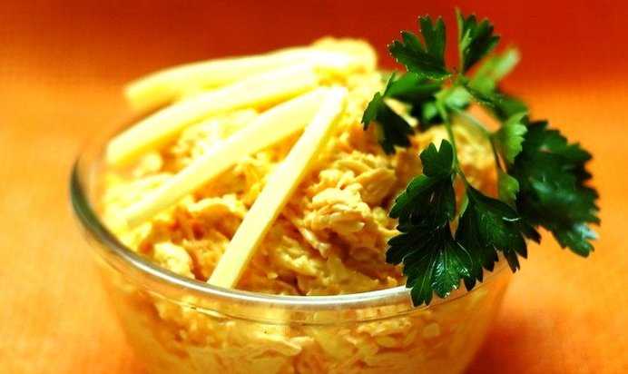 Салат из моркови с сыром