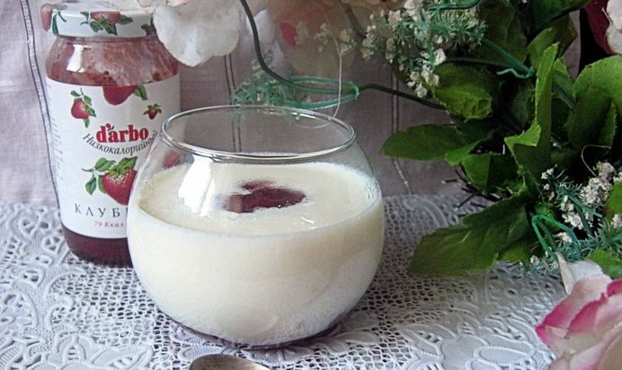 Молочный кисель с клубничным конфитюром