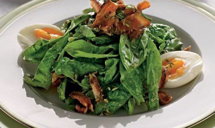 Cалат из шпината с чесночными тостами