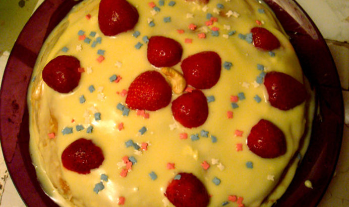 Клубничный блинный торт