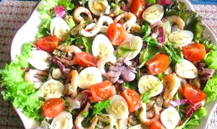 Салат-коктейль из морепродуктов