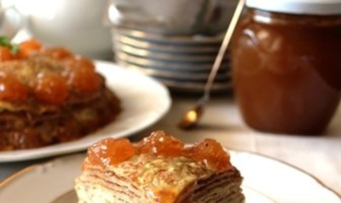 Блинный пирог,запеченый с яблоками и сметаной